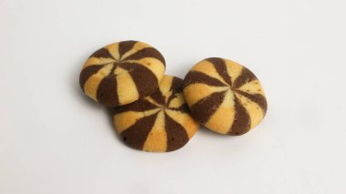 beyaz izole lezzetli çikolatalı kurabiye