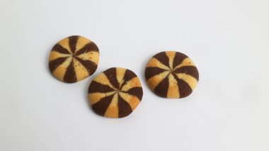 beyaz izole lezzetli çikolatalı kurabiye