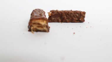 Lezzetli karamel çikolatalı gofretler, beyaz arka planda izole edilmiş.