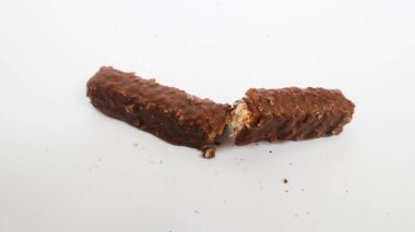 Lezzetli karamel çikolatalı gofretler, beyaz arka planda izole edilmiş.