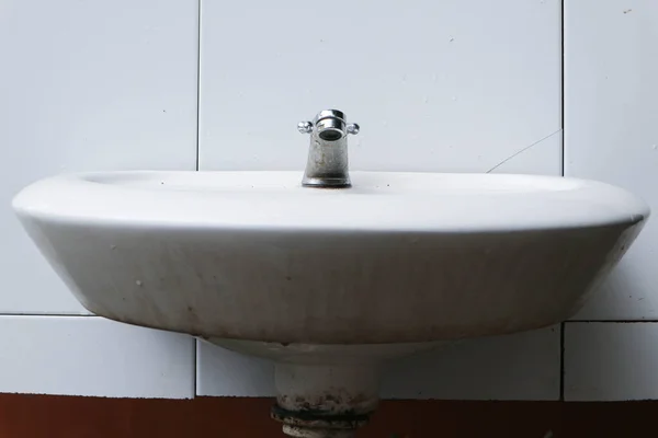 户外白色陶瓷洗涤槽 — 图库照片
