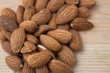 Ahşap zemin üzerinde kavrulmuş badem.