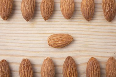 Ahşap zemin üzerinde kavrulmuş badem.