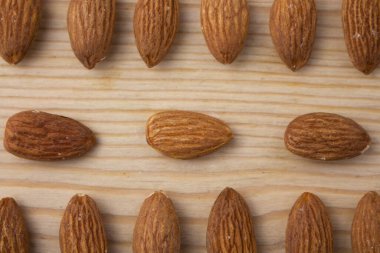 Ahşap zemin üzerinde kavrulmuş badem.