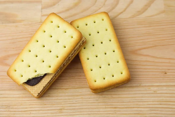 Stapel Cracker Sandwiches Met Chocolade Kaas Vulling Houten Achtergrond — Stockfoto