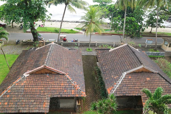 ブラウンとオレンジのタイル張りの屋根を持つ民家の高い角度ビュー — ストック写真