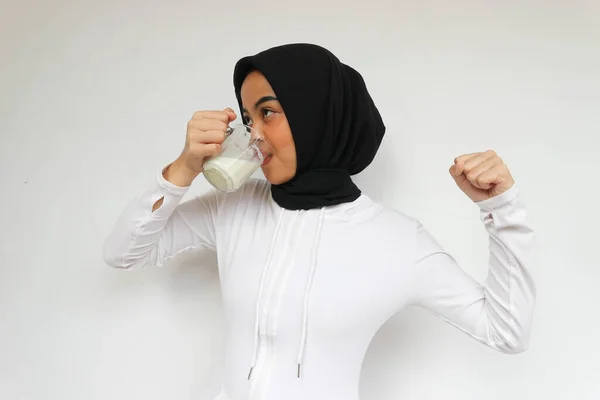 Красивая Азиатская Хиджаб Молодая Женщина Пить Стакан Молока Показывать Бицепс — стоковое фото