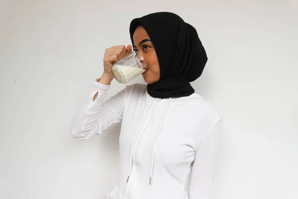 Güzel Asyalı Tesettürlü Genç Bir Kadın Bir Bardak Süt Içiyor — Stok fotoğraf