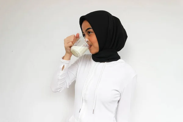 Красивая Азиатская Хиджаб Молодая Женщина Выпить Стакан Молока Концепция Здоровья — стоковое фото