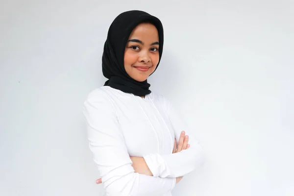 Gülümseyen Asyalı Müslüman Kadın Kollarını Kavuşturdu Beyaz Arka Planda Kendinden — Stok fotoğraf