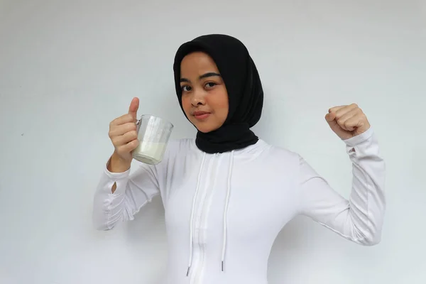 Piękna Azjatycka Hidżab Młoda Kobieta Pić Szklankę Mleka Pokazując Biceps — Zdjęcie stockowe