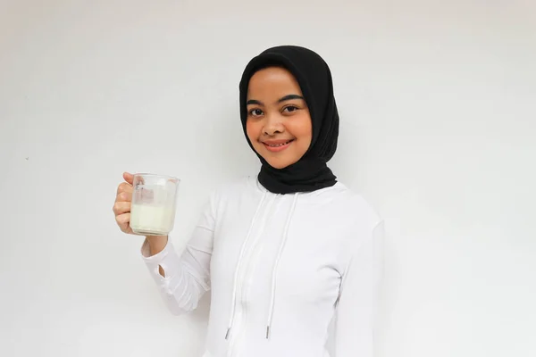 Gyönyörű Ázsiai Hidzsáb Fiatal Iszik Egy Pohár Tejet Egészségügyi Koncepció — Stock Fotó