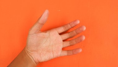 Turuncu arka planda açık eller, insan vücudu parçası konsepti