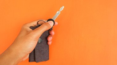 Turuncu arka planda el ele tutuşmalar, insan vücudu parçası kavramı