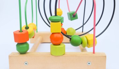 Beyaz arka planda renkli ahşap boncuk hız treni oyuncağı