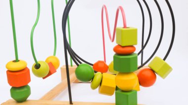 Beyaz arka planda renkli ahşap boncuk hız treni oyuncağı