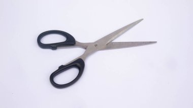 makas beyaz zemin üzerine açık