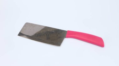 Beyaz arka planda pembe saplı büyük mutfak bıçağı.