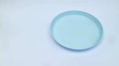 Beyaz arkaplanda izole edilmiş mavi boş plastik plakalar