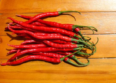 Cabe ya da Cabai merah keriting (kırmızı kıvırcık biber) Endonezya 'nın en çok aranan kırmızı biber türüdür. Çeşitli Endonezya mutfakları yapmak için çok popüler malzemelerdir. Ahşap arkaplan