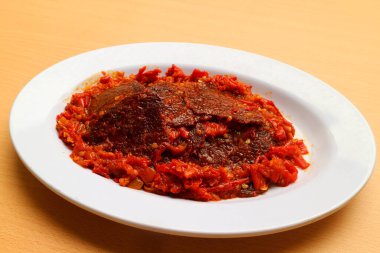 Dendeng balado ya da baharatlı etli kurutulmuş et, Endonezya 'nın batı sumatera bölgesinden geleneksel bir yemektir. 