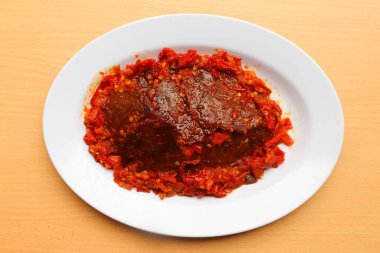 Dendeng balado ya da baharatlı etli kurutulmuş et, Endonezya 'nın batı sumatera bölgesinden geleneksel bir yemektir. 