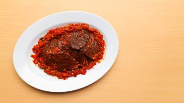 Dendeng balado ya da baharatlı etli kurutulmuş et, Endonezya 'nın batı sumatera bölgesinden geleneksel bir yemektir. 
