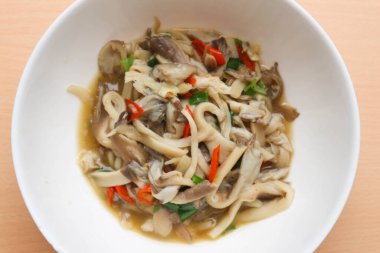 Geleneksel Endonezya mutfağı yemekleri. Tumis jamur veya Sauteed Spicy Mantar. İstiridye mantarı (Pleurotus ostreatus) baharatlı, acı biberli ve taze soğanlı pişirilir.