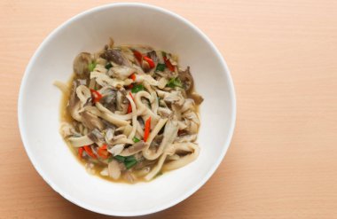 Geleneksel Endonezya mutfağı yemekleri. Tumis jamur veya Sauteed Spicy Mantar. İstiridye mantarı (Pleurotus ostreatus) baharatlı, acı biberli ve taze soğanlı pişirilir.