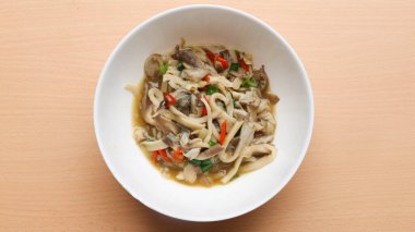 Geleneksel Endonezya mutfağı yemekleri. Tumis jamur veya Sauteed Spicy Mantar. İstiridye mantarı (Pleurotus ostreatus) baharatlı, acı biberli ve taze soğanlı pişirilir.