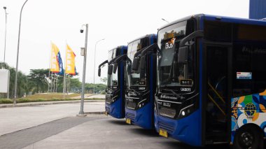 Bandung, Endonezya, Ağustos 2022: Trans Metro Bandung adlı bir toplu taşıma otobüsü IKEA otobüs durağında yolcuları bekliyor.