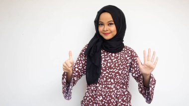 Gülümseyen Asyalı genç bir kadının portresi. Beyaz arka planda izole edilmiş gülümseyen Asyalı genç bir kadının portresi.