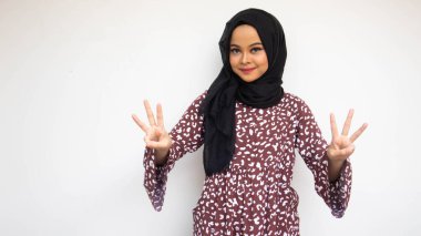 Beyaz arka planda izole edilmiş gülümseyen Asyalı genç kadın portresi. Parmakları olan altı kişi saydım.