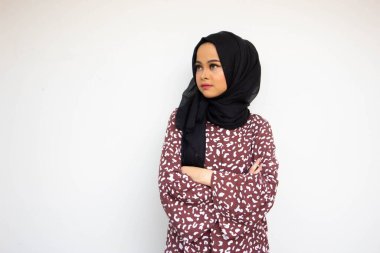 Beyaz arka planda izole edilmiş Asyalı genç kadın, boşluğu kopyalamak isterken poz veriyor ve gülümsüyor