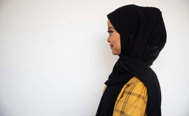 Asyalı genç müslümanların yan görünüşü tesettür takın