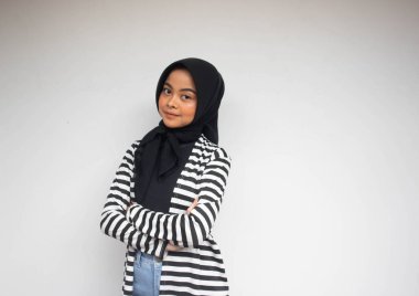 Siyah beyaz çizgili gülümseyen Asyalı Müslüman bir kadının portresi beyaz bir elbisenin içinde kendinden emin görünüyordu.