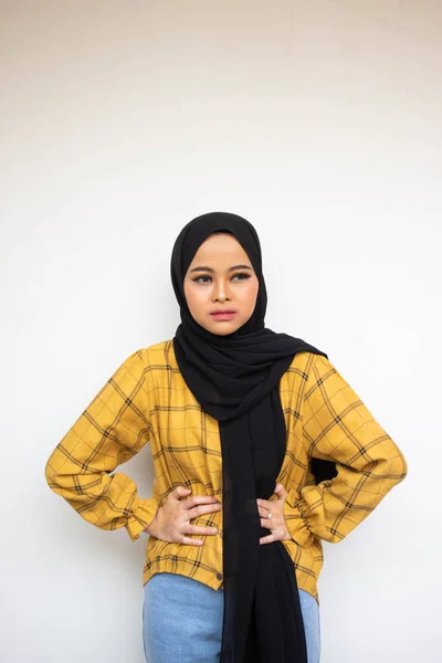 Zieke Aziatische Mooi Jong Moslim Vrouw Met Een Maag Pijn Stockafbeelding
