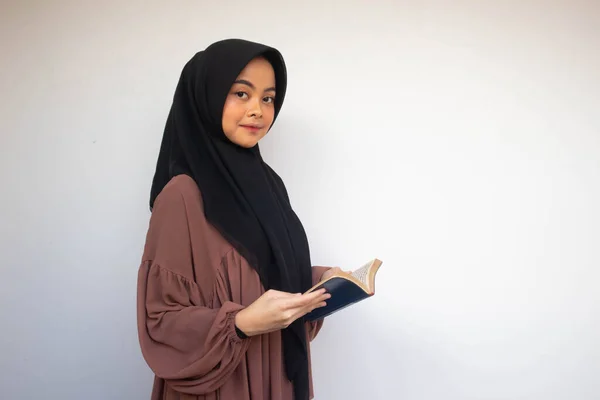 Giovane Donna Musulmana Asiatica Sorridente Indossando Hijab Testa Sciarpa Tenendo Immagini Stock Royalty Free
