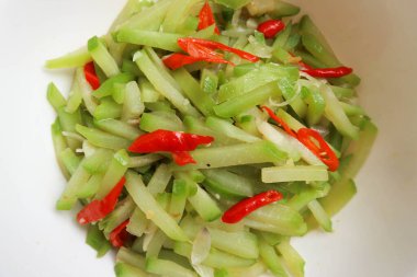 Endonezya mutfağı, Tumis labu siam - Endonezya baharatlı kızartma chayote, tipik Endonezya günlük ev yemeği, kahverengi ahşap arka planda beyaz kasede servis ediliyor..