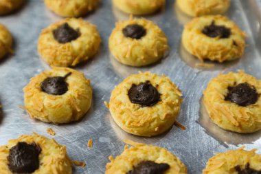 Çikolata dolu peynirli başparmak izi kurabiyeler, alüminyum tavadaki fırından yeni çıkmış parmak izi kurabiyeleri.