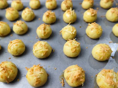 Nastar Keju. Ev yapımı Pineapple Tart veya Nastar Keju, ananas reçelli kurabiyeler fırından yeni çıkmış alüminyum tavaya rendelenmiş peynir. Kurban Bayramı 'nda hizmet etmiş.