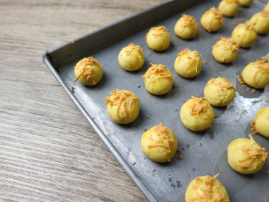 Nastar Keju. Ev yapımı Pineapple Tart veya Nastar Keju, ananas reçelli kurabiyeler fırından yeni çıkmış alüminyum tavaya rendelenmiş peynir. Kurban Bayramı 'nda hizmet etmiş.