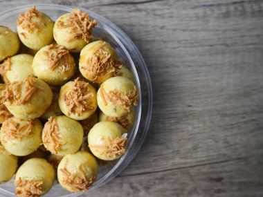 Nastar Keju. Ev yapımı Pineapple Tart veya Nastar Keju, ananas reçelli kurabiyeler fırından yeni çıkmış plastik kavanozda rendelenmiş peynir. Kurban Bayramı 'nda hizmet etmiş.