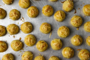 Nastar Keju. Ev yapımı Pineapple Tart veya Nastar Keju, ananas reçelli kurabiyeler fırından yeni çıkmış alüminyum tavaya rendelenmiş peynir. Kurban Bayramı 'nda hizmet etmiş.