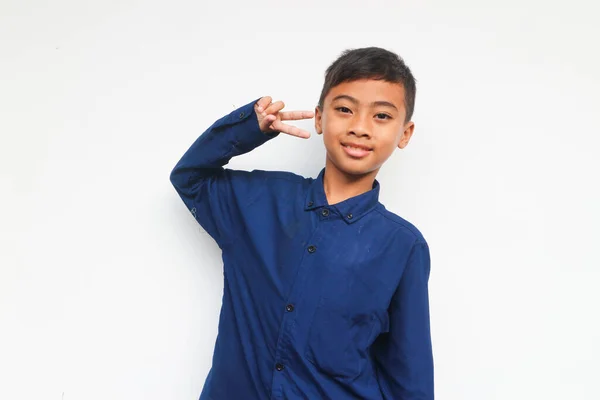 Lächelnder Selbstbewusster Junge Blauem Hemd Der Die Kamera Schaut Während — Stockfoto