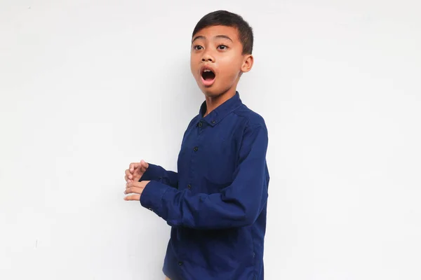 白い背景に隔離された青いカジュアルなシャツを着た驚きの少年 — ストック写真