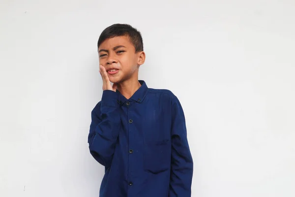 Mavi Gömlekli Bir Çocuk Yanağını Tutarak Diş Ağrısı Çekiyor — Stok fotoğraf