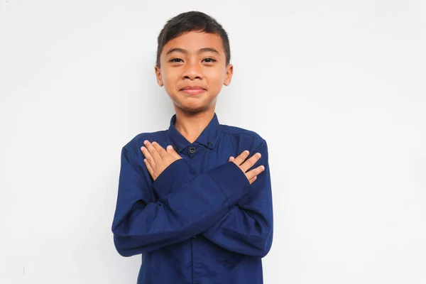 Förtroende Pojke Tittar Kameran Medan Han Lägger Handen Bröstet Isolerad — Stockfoto
