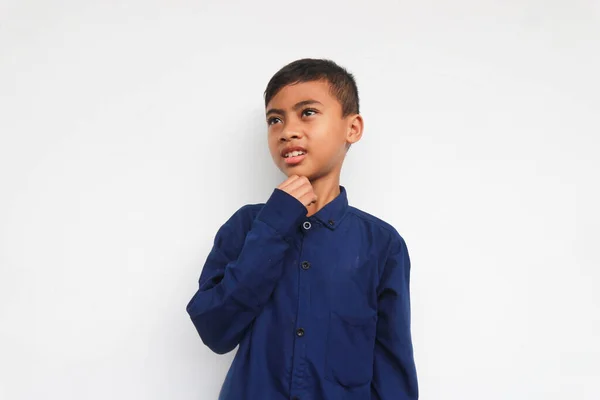 Boy Mengenakan Kemeja Biru Tersenyum Kagum Melihat Sesuatu Terisolasi Latar — Stok Foto