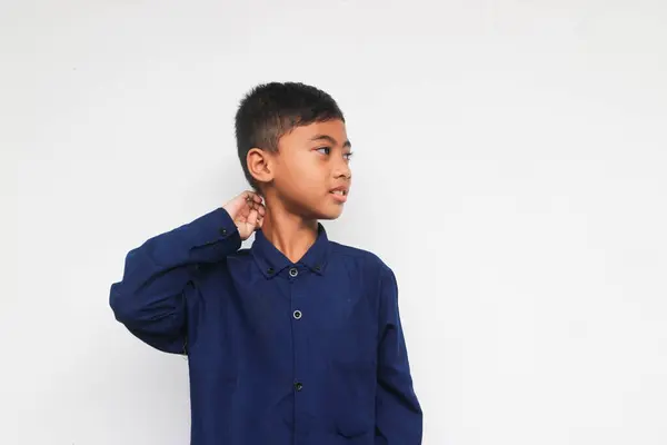 Netter Verwirrter Junge Blauem Hemd Der Etwas Mit Einem Lächeln — Stockfoto